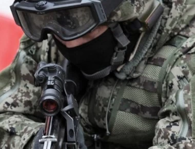 Δείτε την δύναμη αυτού του Ρώσου καταδρομέα - Τηγάνι το έκανε … χαρτί περιτυλίγματος (βίντεο)